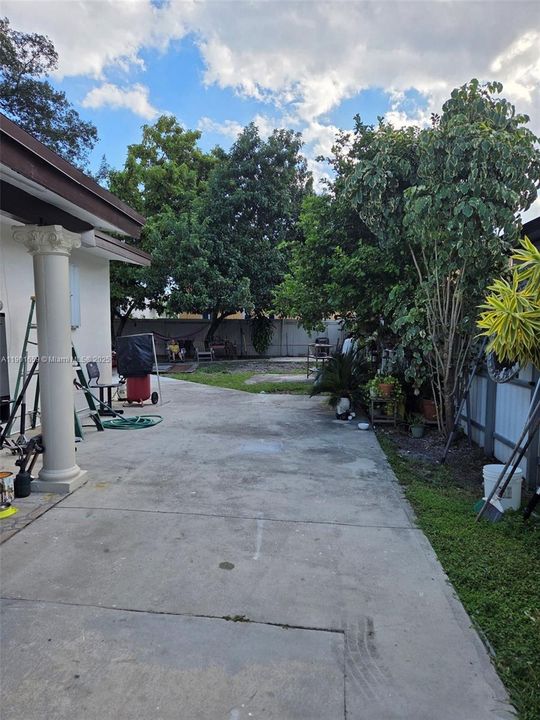 合同活跃: $435,000 (3 贝兹, 1 浴室, 816 平方英尺)