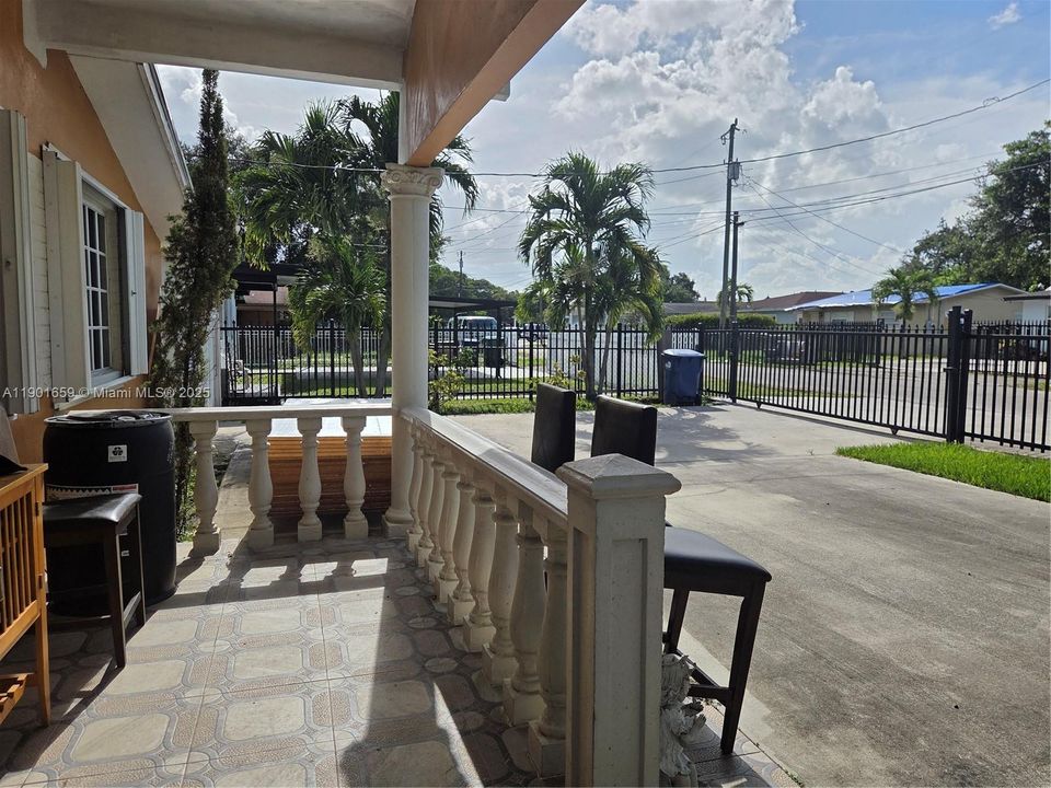 合同活跃: $435,000 (3 贝兹, 1 浴室, 816 平方英尺)