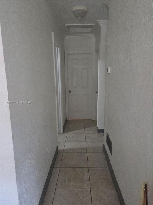 合同活跃: $435,000 (3 贝兹, 1 浴室, 816 平方英尺)