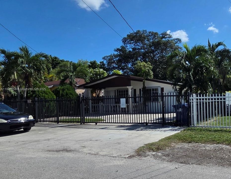 合同活跃: $435,000 (3 贝兹, 1 浴室, 816 平方英尺)