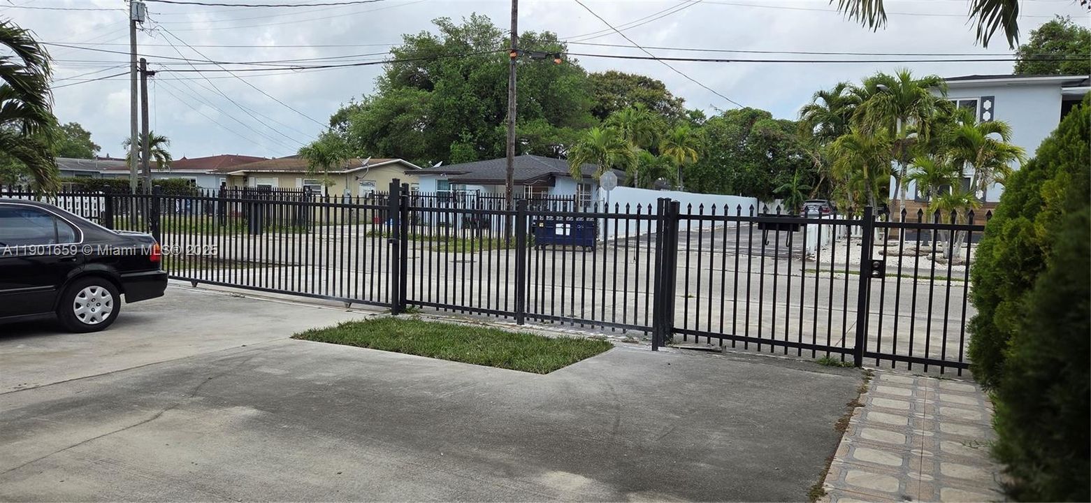 合同活跃: $435,000 (3 贝兹, 1 浴室, 816 平方英尺)