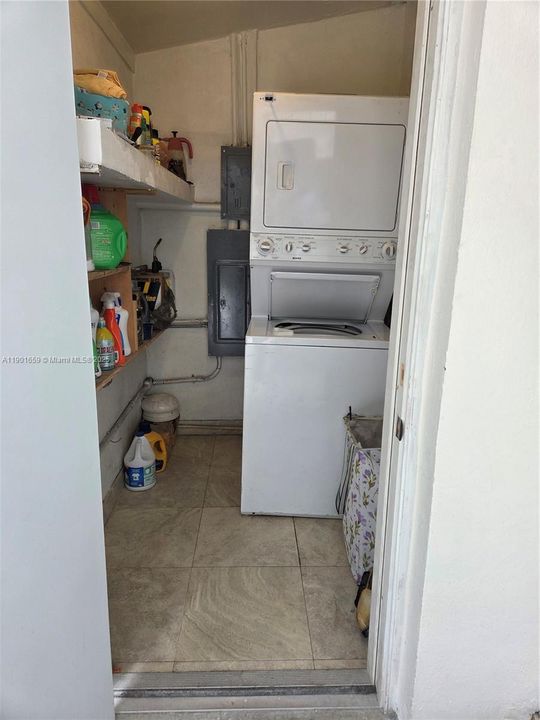 合同活跃: $435,000 (3 贝兹, 1 浴室, 816 平方英尺)