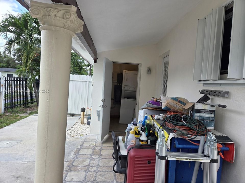 合同活跃: $435,000 (3 贝兹, 1 浴室, 816 平方英尺)