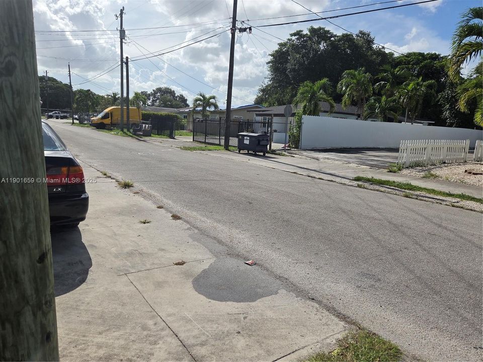 合同活跃: $435,000 (3 贝兹, 1 浴室, 816 平方英尺)