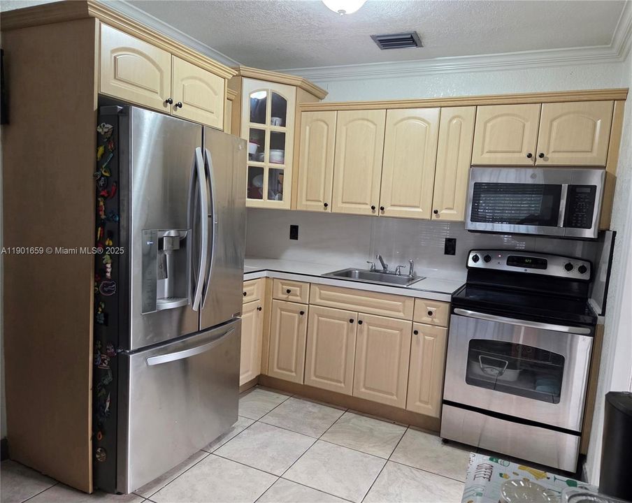 合同活跃: $435,000 (3 贝兹, 1 浴室, 816 平方英尺)