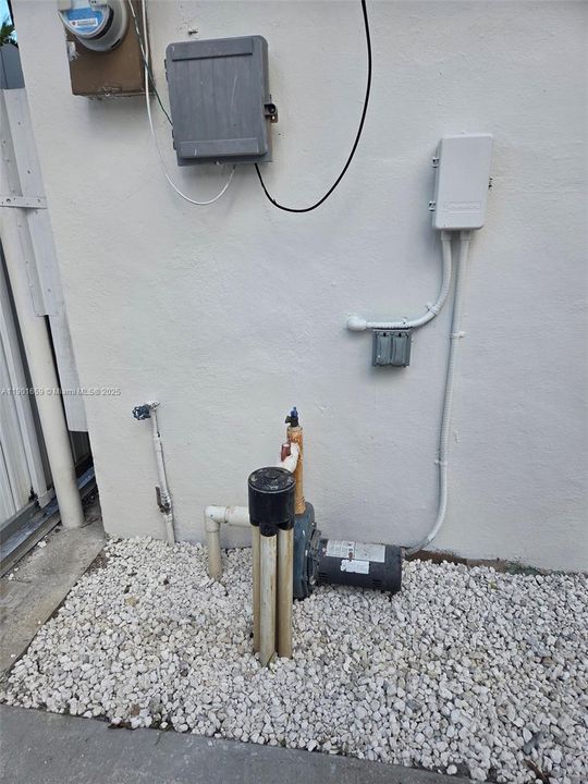 合同活跃: $435,000 (3 贝兹, 1 浴室, 816 平方英尺)