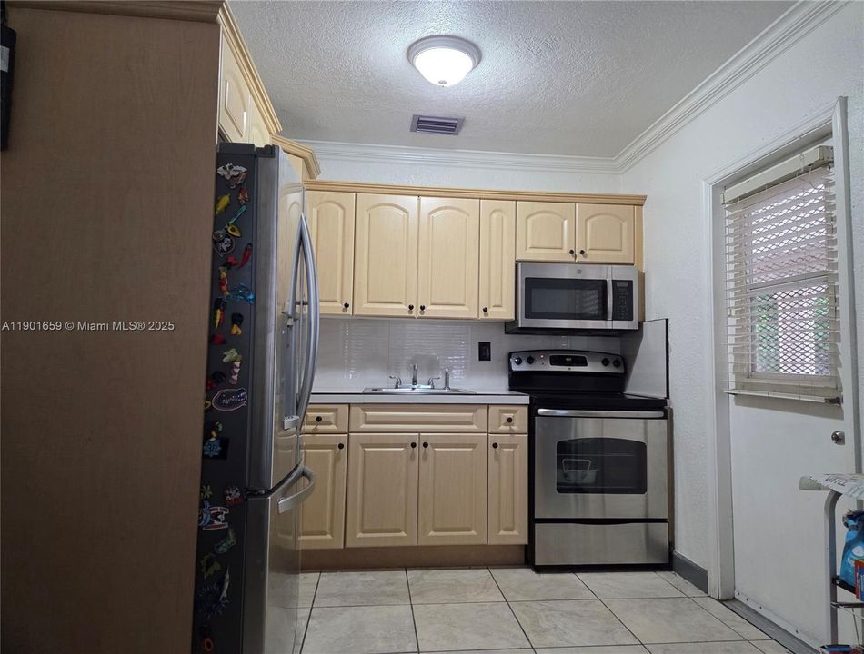 合同活跃: $435,000 (3 贝兹, 1 浴室, 816 平方英尺)