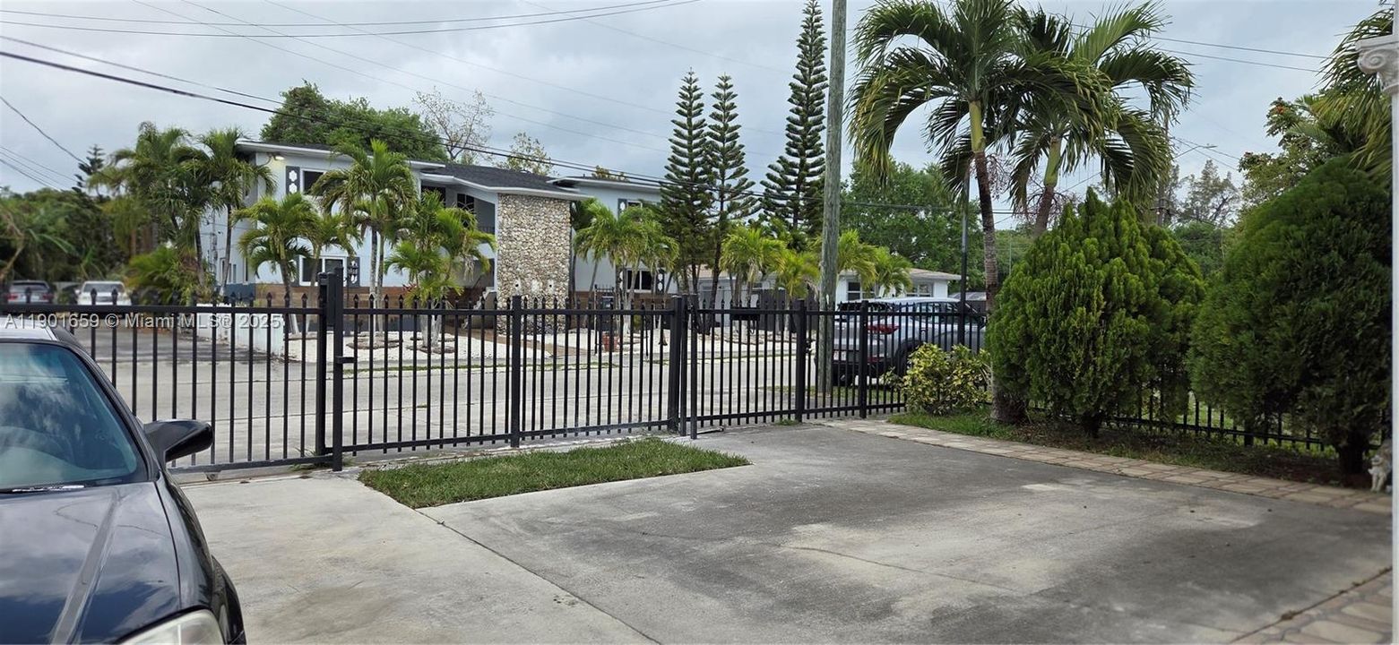 合同活跃: $435,000 (3 贝兹, 1 浴室, 816 平方英尺)