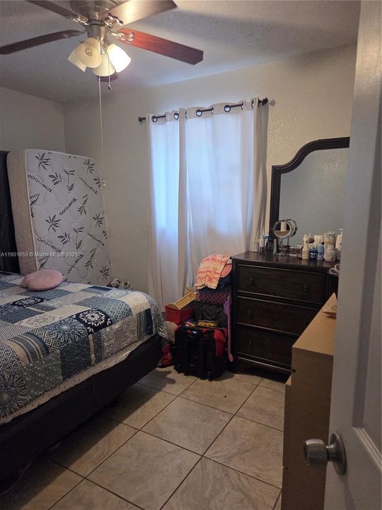 合同活跃: $435,000 (3 贝兹, 1 浴室, 816 平方英尺)