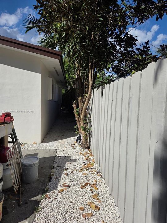 合同活跃: $435,000 (3 贝兹, 1 浴室, 816 平方英尺)