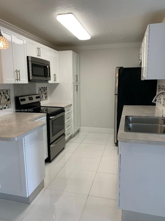 For Sale: $245,000 (1 beds, 1 baths, 579 Square Feet)