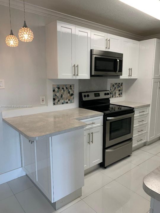 For Sale: $245,000 (1 beds, 1 baths, 579 Square Feet)