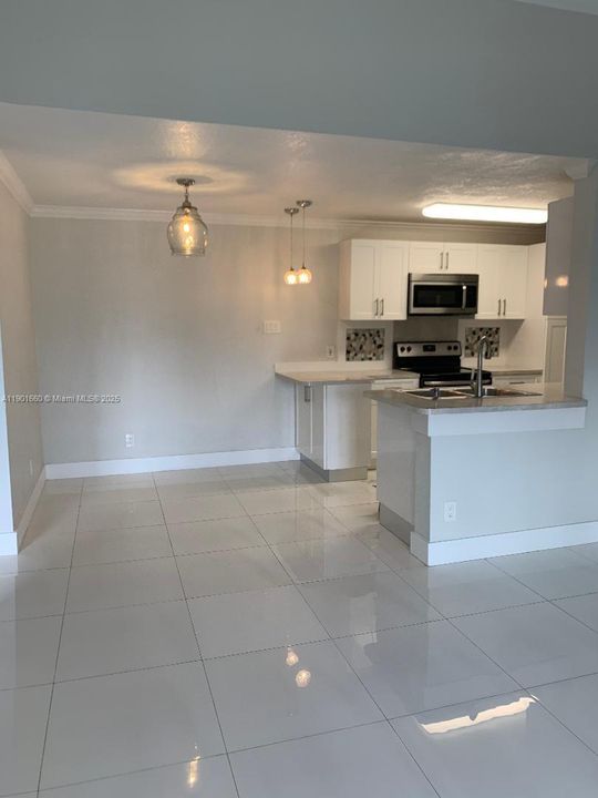 For Sale: $245,000 (1 beds, 1 baths, 579 Square Feet)