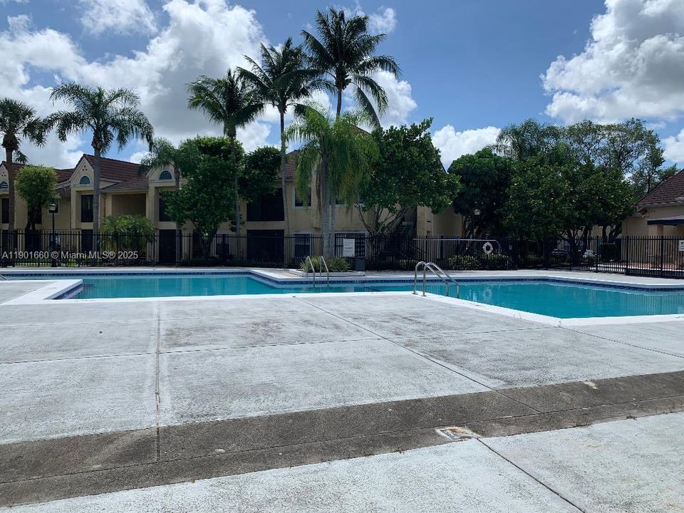 For Sale: $245,000 (1 beds, 1 baths, 579 Square Feet)