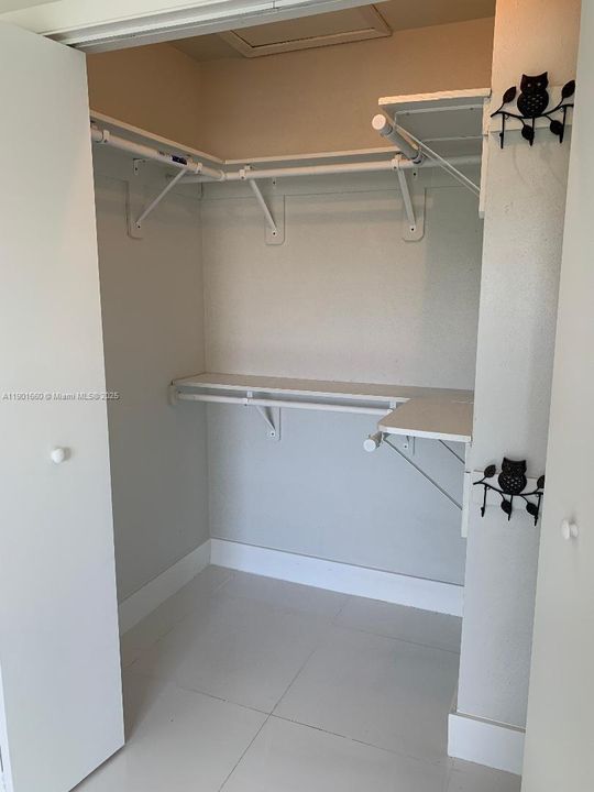 For Sale: $245,000 (1 beds, 1 baths, 579 Square Feet)