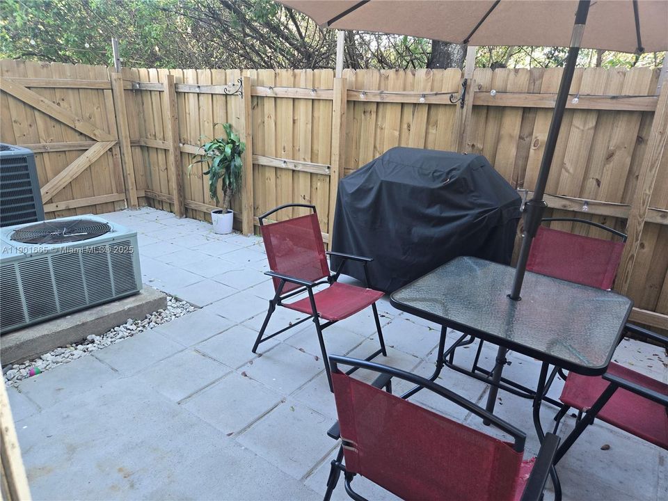 For Rent: $2,300 (3 beds, 2 baths, 1060 Square Feet)