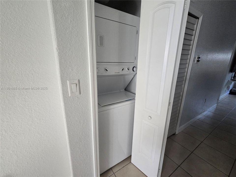 For Rent: $2,300 (3 beds, 2 baths, 1060 Square Feet)