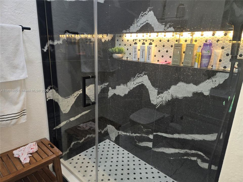 For Rent: $2,300 (3 beds, 2 baths, 1060 Square Feet)