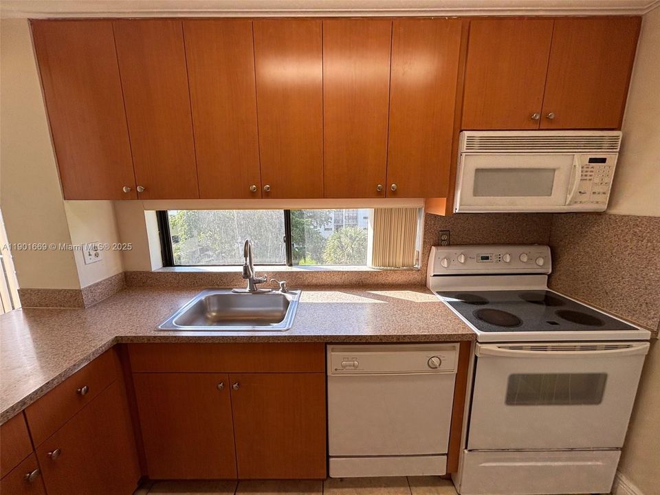 Recently Rented: $1,875 (1 beds, 1 baths, 767 Square Feet)