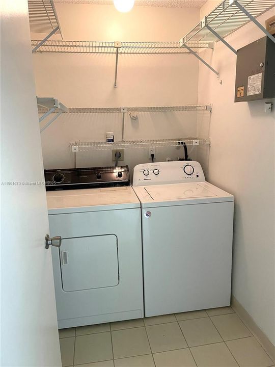 For Sale: $400,500 (3 beds, 2 baths, 1339 Square Feet)