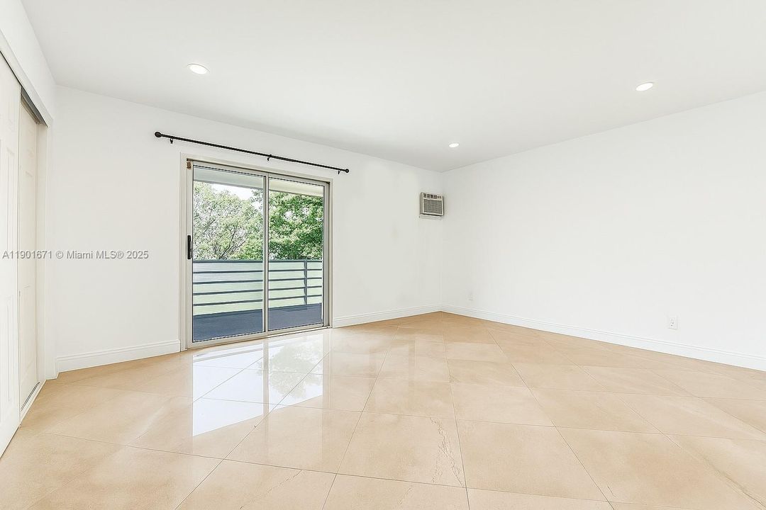 待售: $115,000 (1 贝兹, 1 浴室, 700 平方英尺)