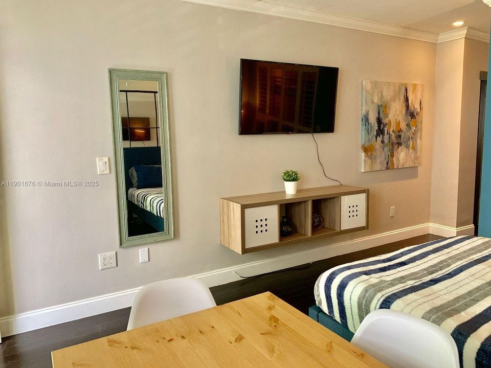 出租: $2,500 (0 贝兹, 1 浴室, 412 平方英尺)