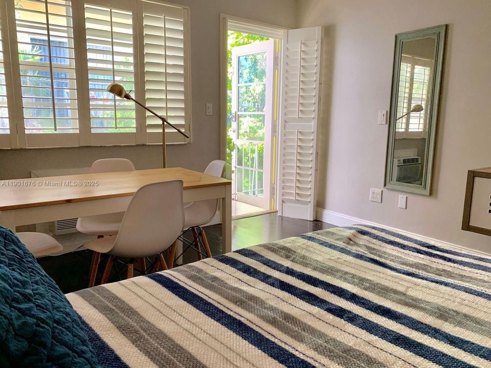 出租: $2,500 (0 贝兹, 1 浴室, 412 平方英尺)