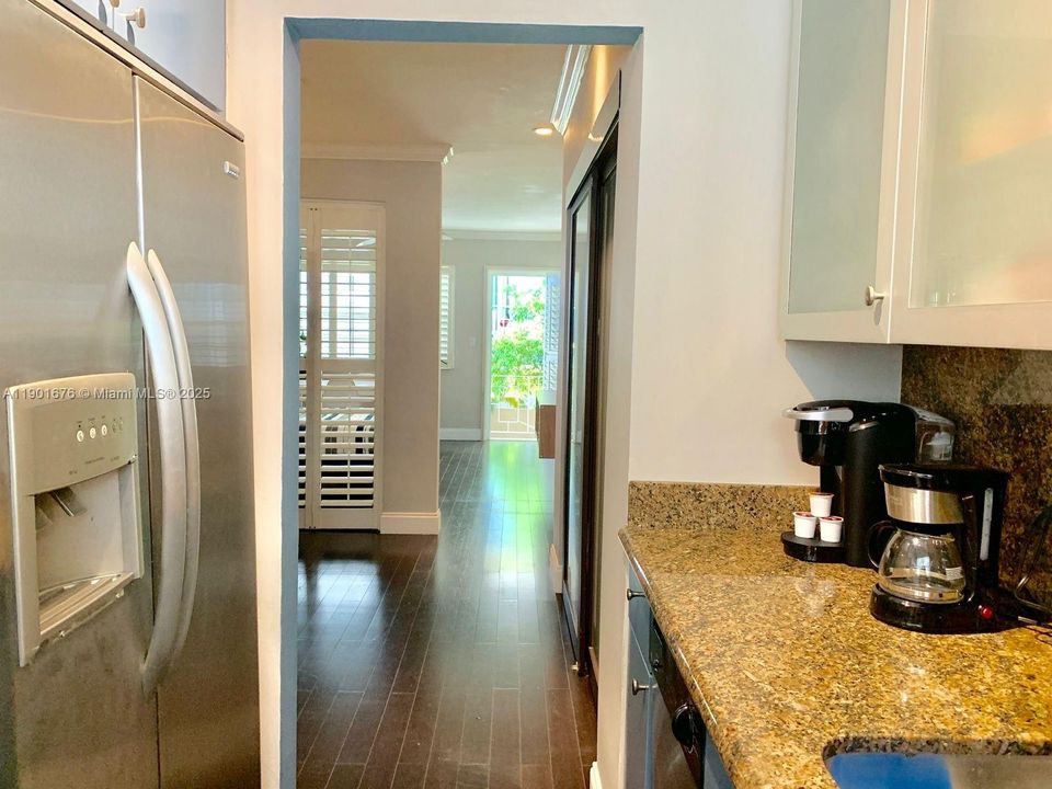 出租: $2,500 (0 贝兹, 1 浴室, 412 平方英尺)