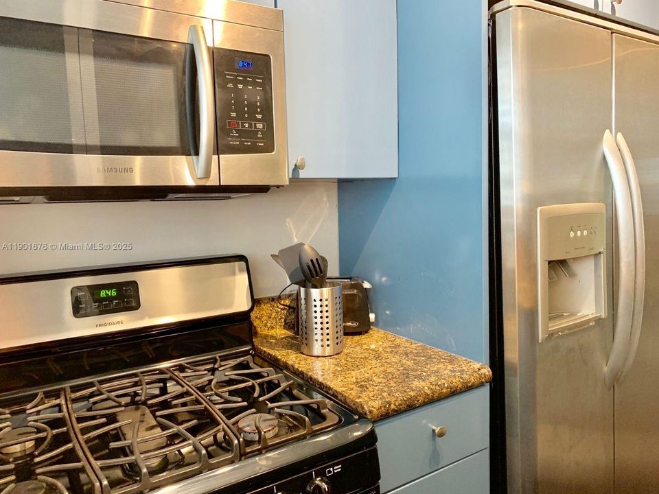 出租: $2,500 (0 贝兹, 1 浴室, 412 平方英尺)