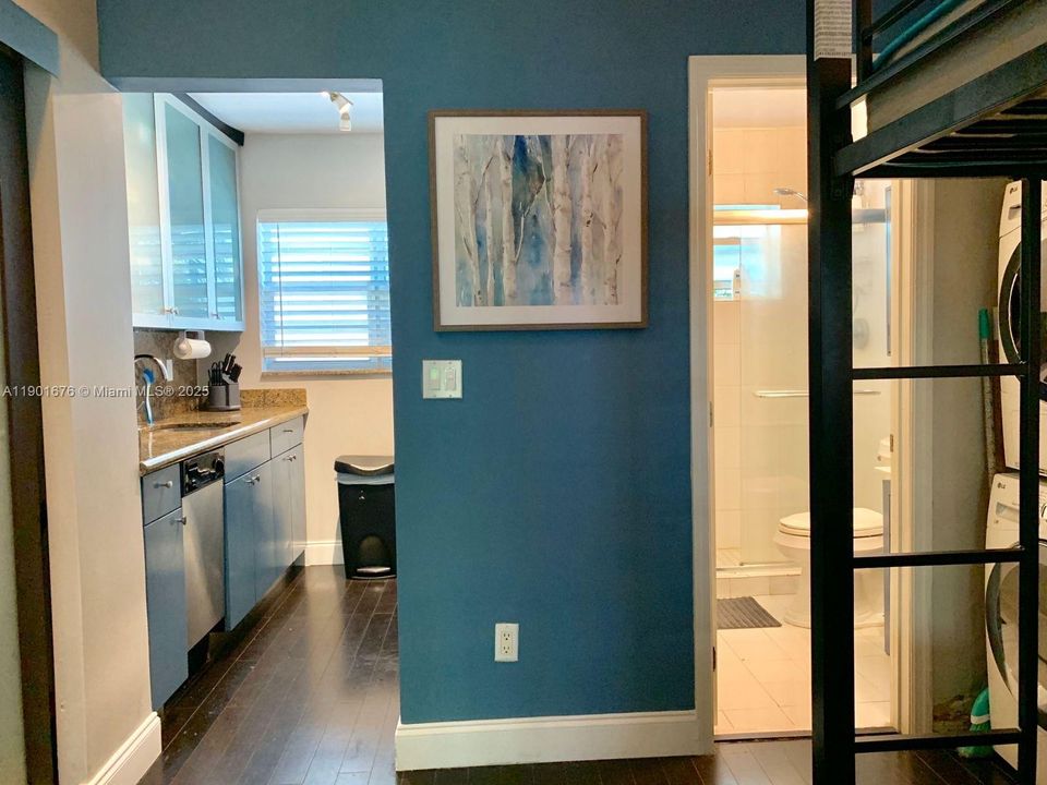 出租: $2,500 (0 贝兹, 1 浴室, 412 平方英尺)