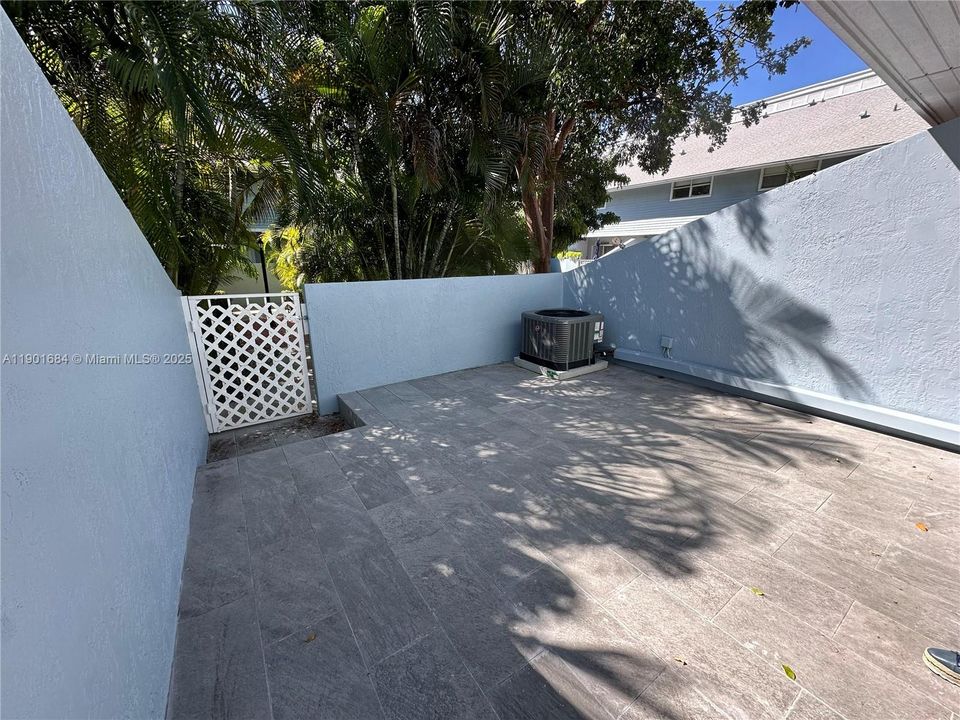 For Rent: $4,300 (2 beds, 1 baths, 875 Square Feet)