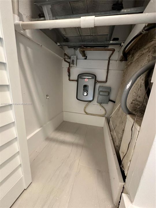 For Rent: $4,300 (2 beds, 1 baths, 875 Square Feet)