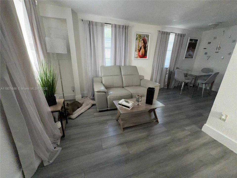 待售: $366,340 (3 贝兹, 1 浴室, 748 平方英尺)