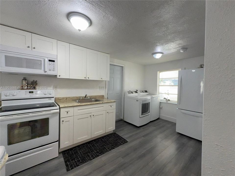 待售: $366,340 (3 贝兹, 1 浴室, 748 平方英尺)