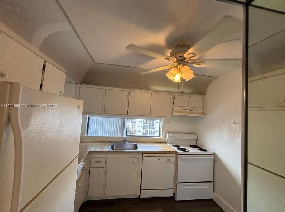 For Rent: $1,850 (1 beds, 1 baths, 767 Square Feet)