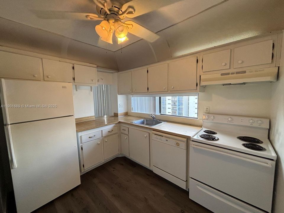 For Rent: $1,850 (1 beds, 1 baths, 767 Square Feet)