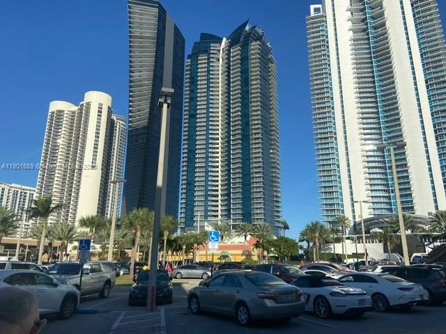 For Rent: $1,850 (1 beds, 1 baths, 767 Square Feet)