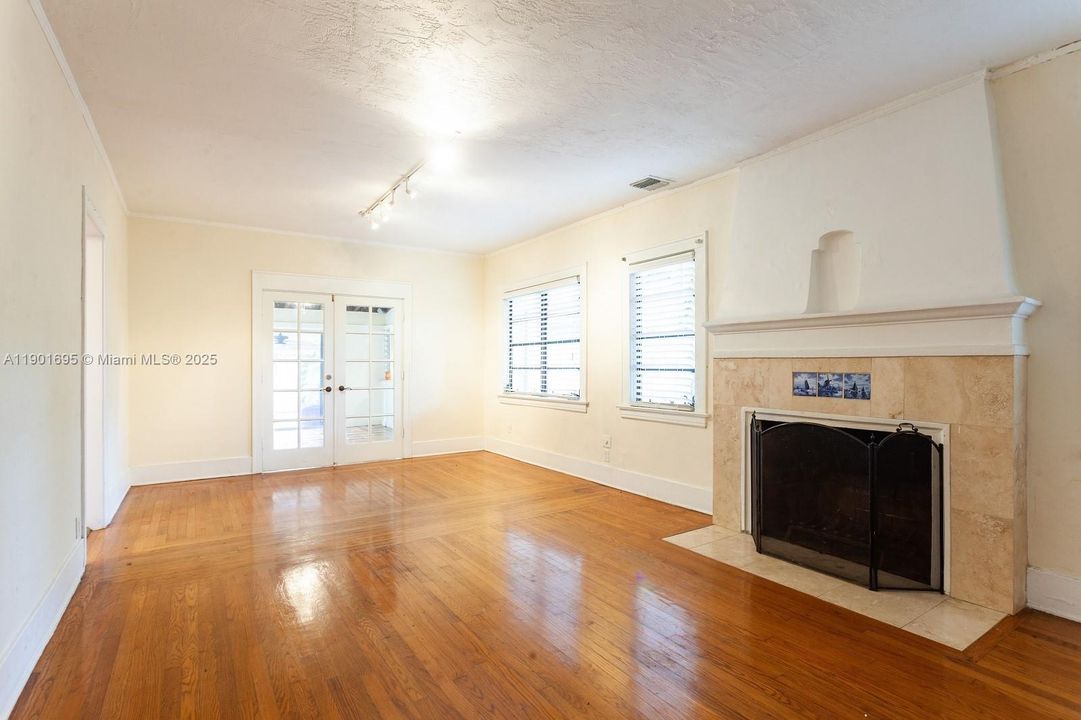 出租: $5,500 (3 贝兹, 2 浴室, 1568 平方英尺)