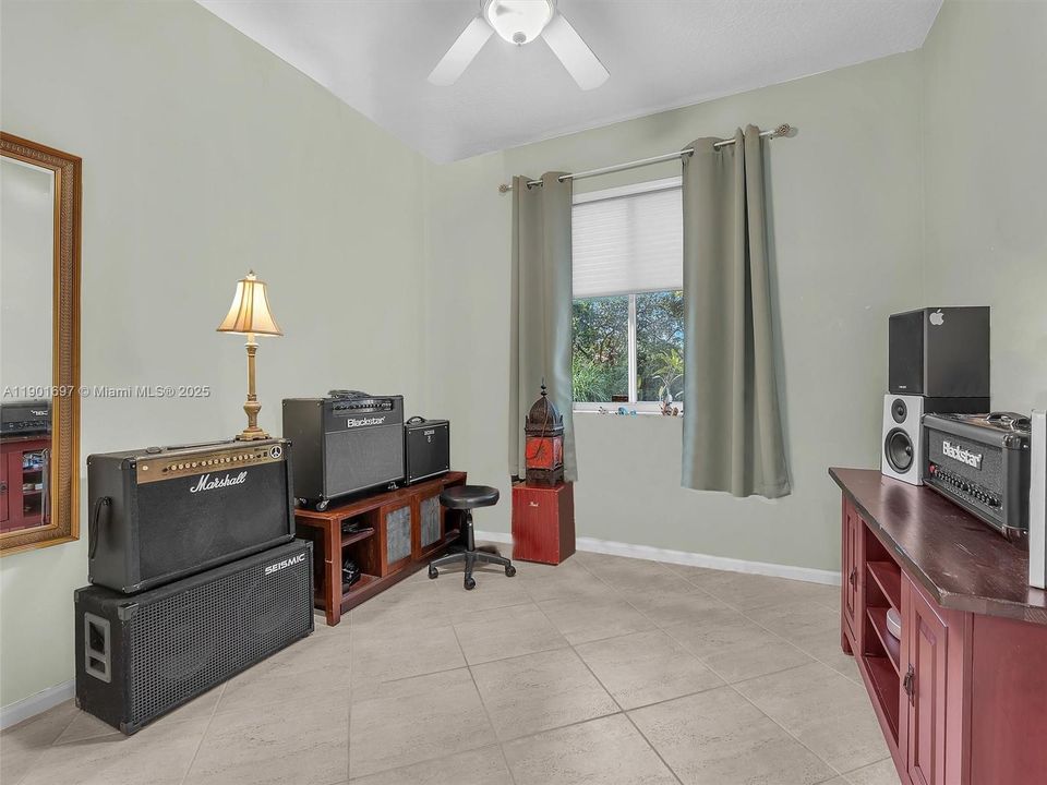 合同活跃: $750,000 (4 贝兹, 3 浴室, 2052 平方英尺)