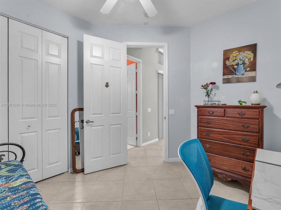 合同活跃: $750,000 (4 贝兹, 3 浴室, 2052 平方英尺)