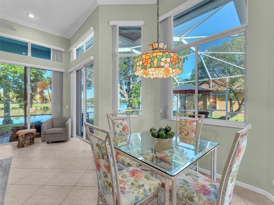 合同活跃: $750,000 (4 贝兹, 3 浴室, 2052 平方英尺)