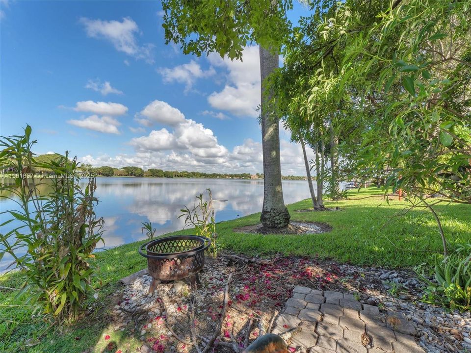 合同活跃: $750,000 (4 贝兹, 3 浴室, 2052 平方英尺)