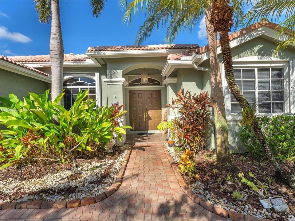 合同活跃: $750,000 (4 贝兹, 3 浴室, 2052 平方英尺)