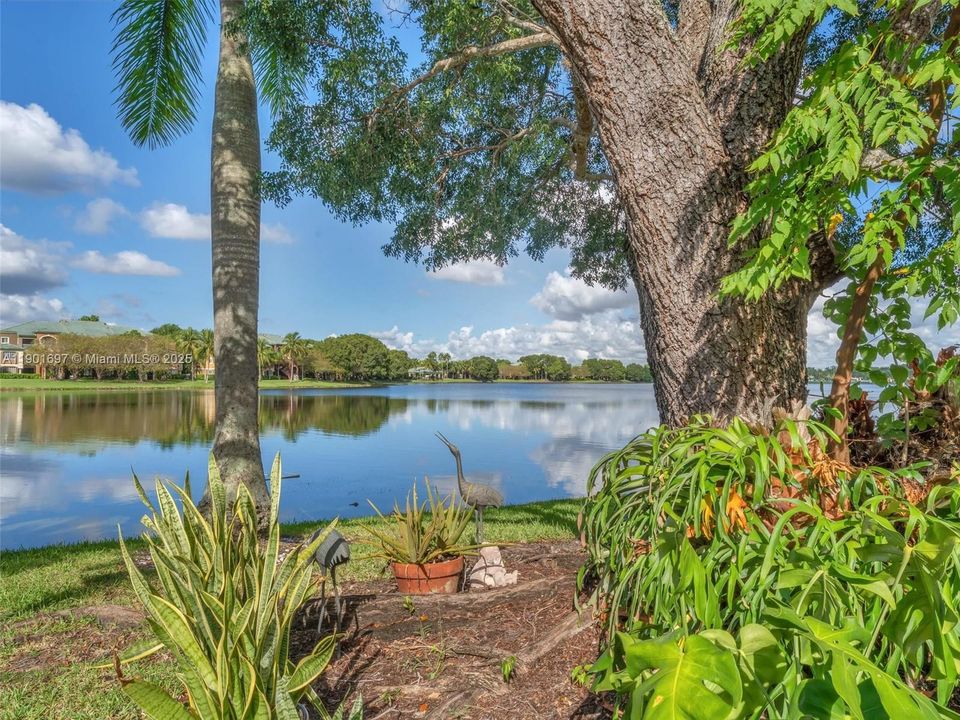 合同活跃: $750,000 (4 贝兹, 3 浴室, 2052 平方英尺)