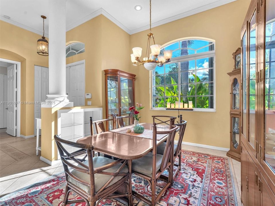 合同活跃: $750,000 (4 贝兹, 3 浴室, 2052 平方英尺)