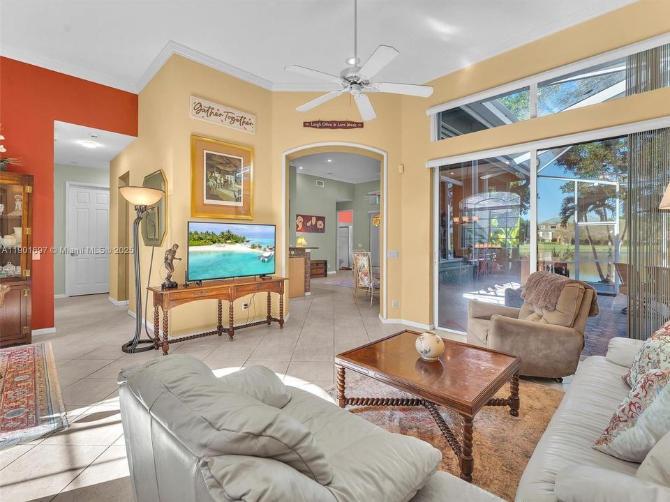 合同活跃: $750,000 (4 贝兹, 3 浴室, 2052 平方英尺)