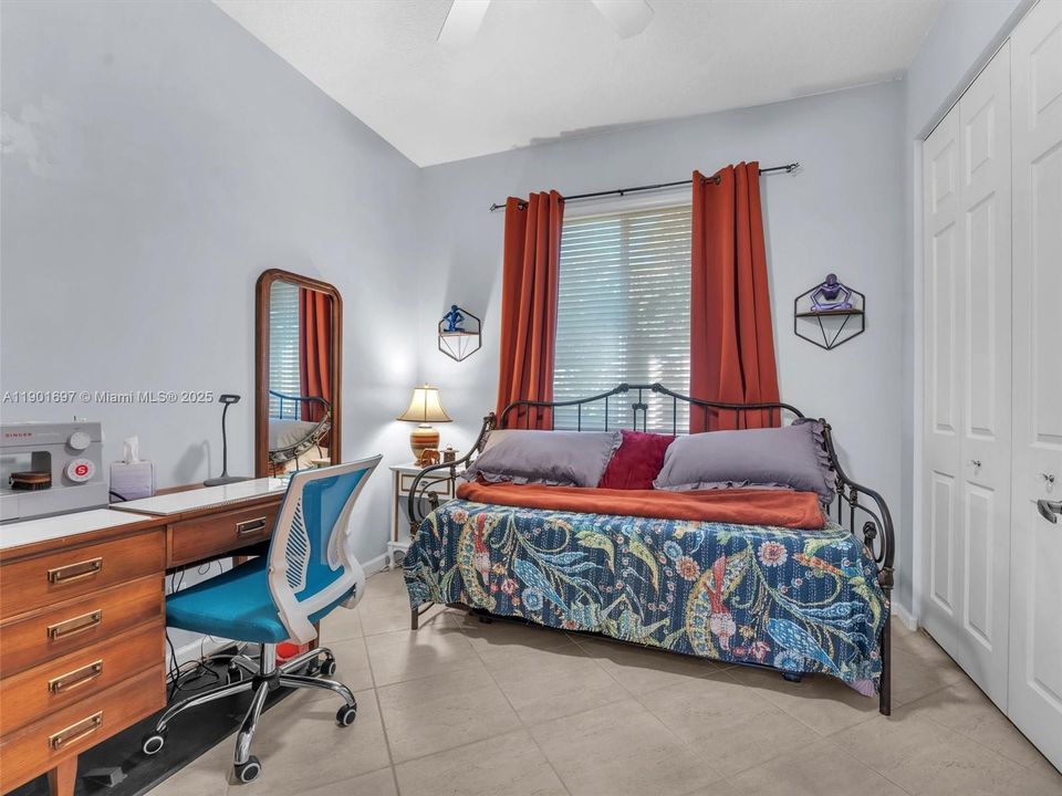 合同活跃: $750,000 (4 贝兹, 3 浴室, 2052 平方英尺)