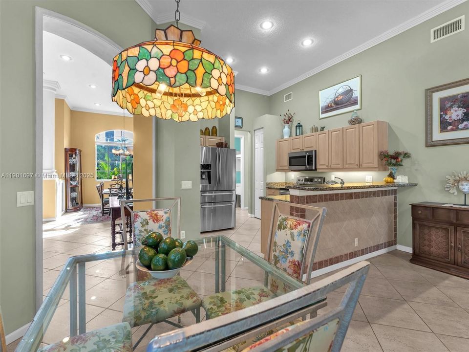 合同活跃: $750,000 (4 贝兹, 3 浴室, 2052 平方英尺)