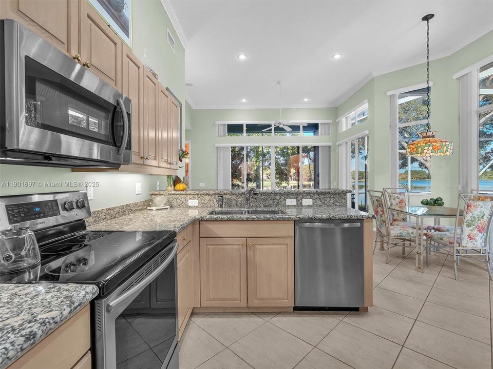 合同活跃: $750,000 (4 贝兹, 3 浴室, 2052 平方英尺)