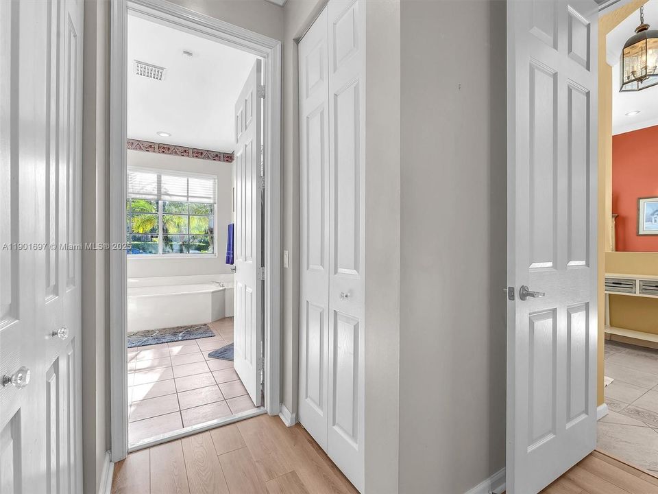 合同活跃: $750,000 (4 贝兹, 3 浴室, 2052 平方英尺)